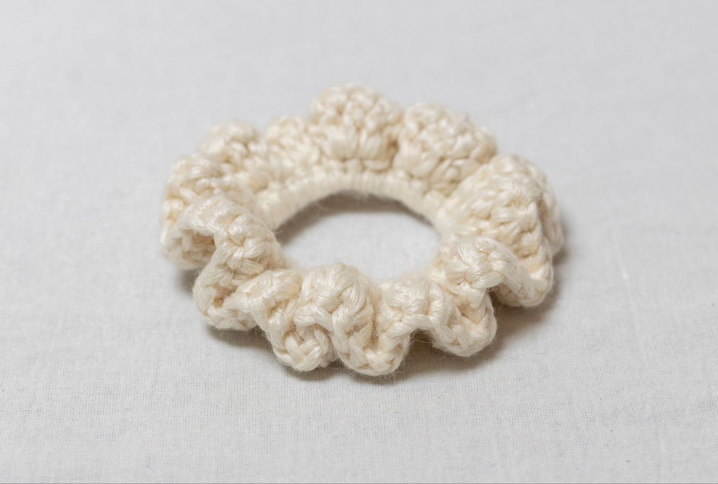 WHIZZY WHITE SCRUNCHIE