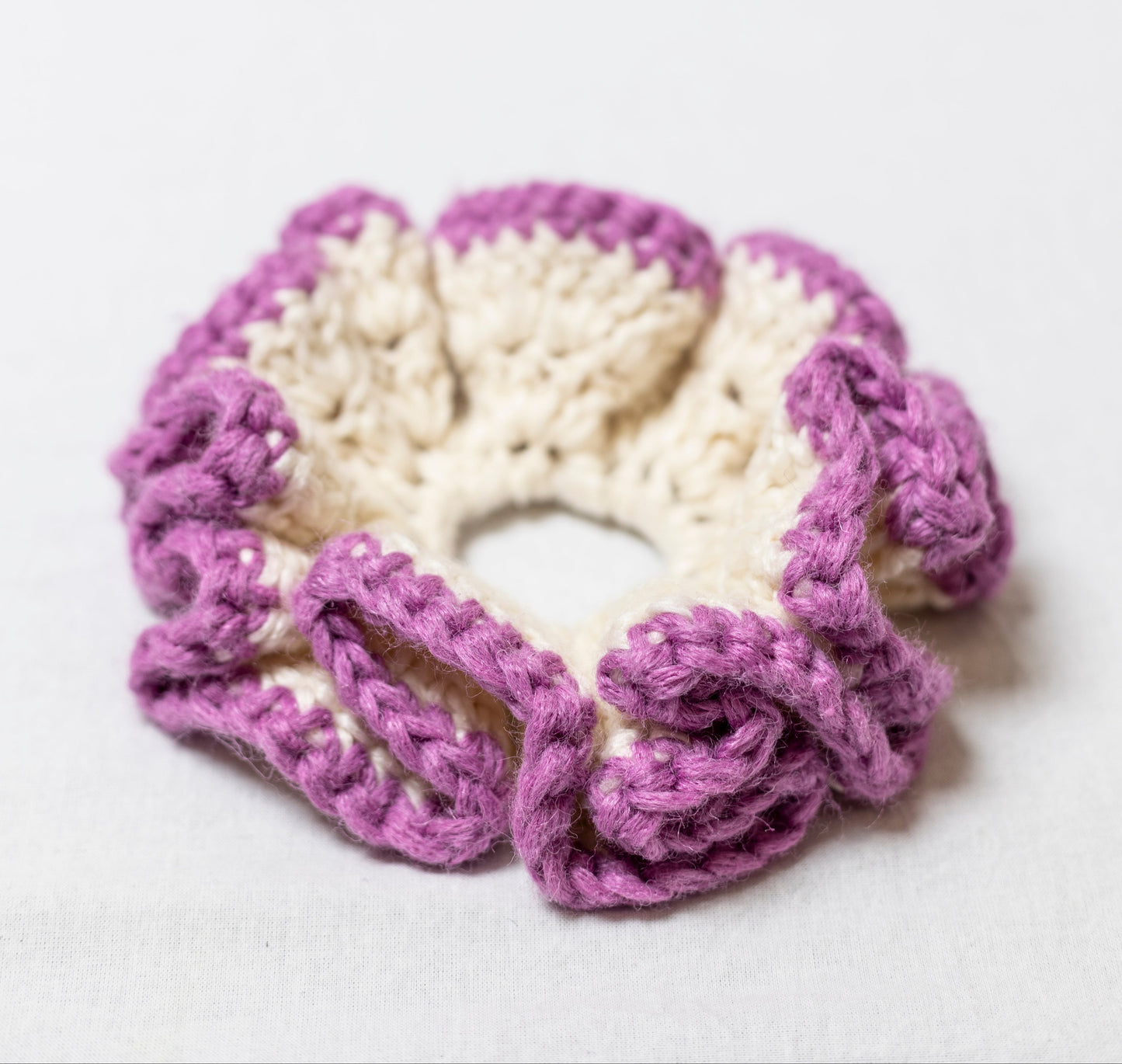 PETAL SPIRAL WHITE AND PURPLE SCRUNCHIE