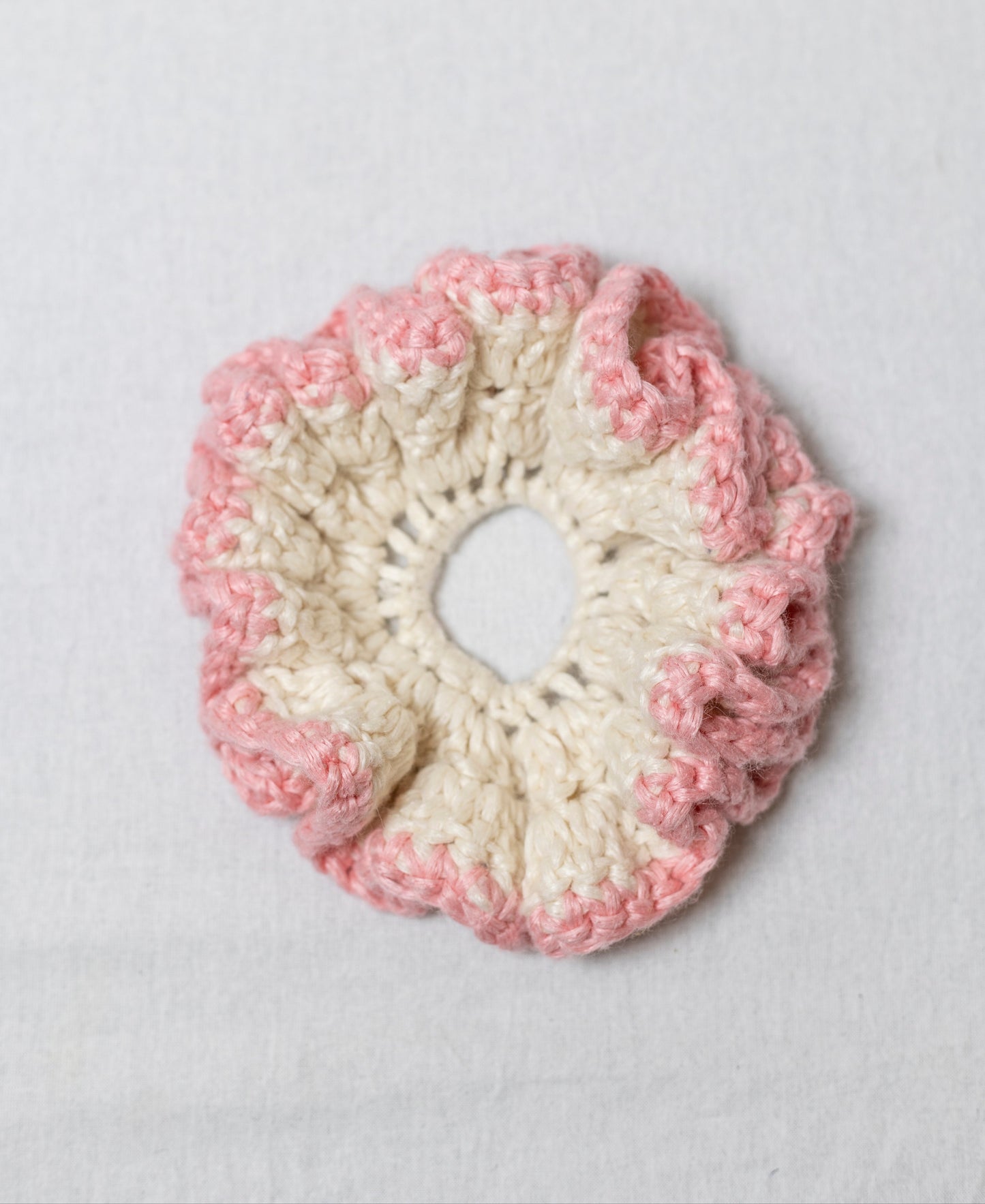 PETAL SPIRAL WHITE AND PINK SCRUNCHIE