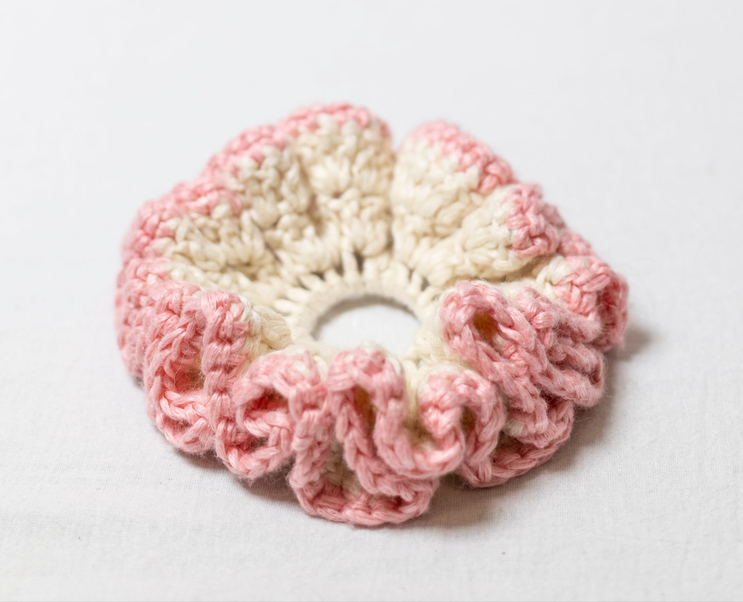 PETAL SPIRAL WHITE AND PINK SCRUNCHIE