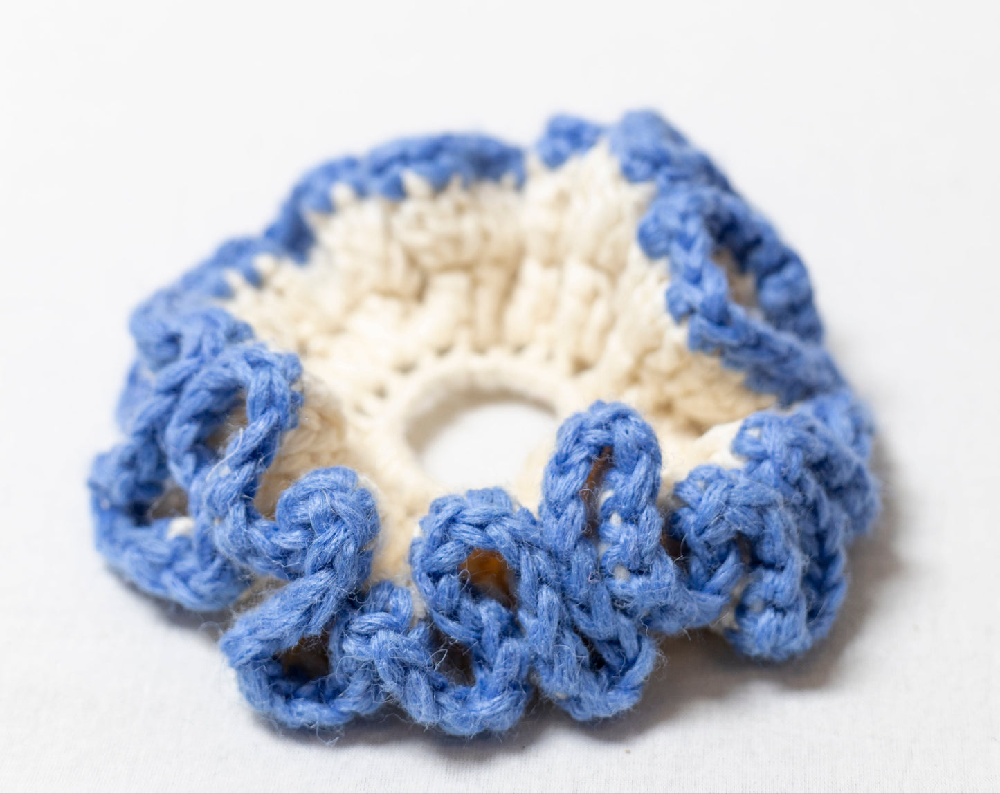 PETAL SPIRAL WHITE AND BLUE SCRUNCHIE