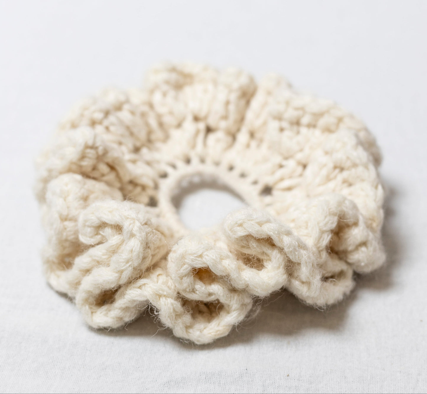 PETAL SPIRAL WHITE SCRUNCHIE