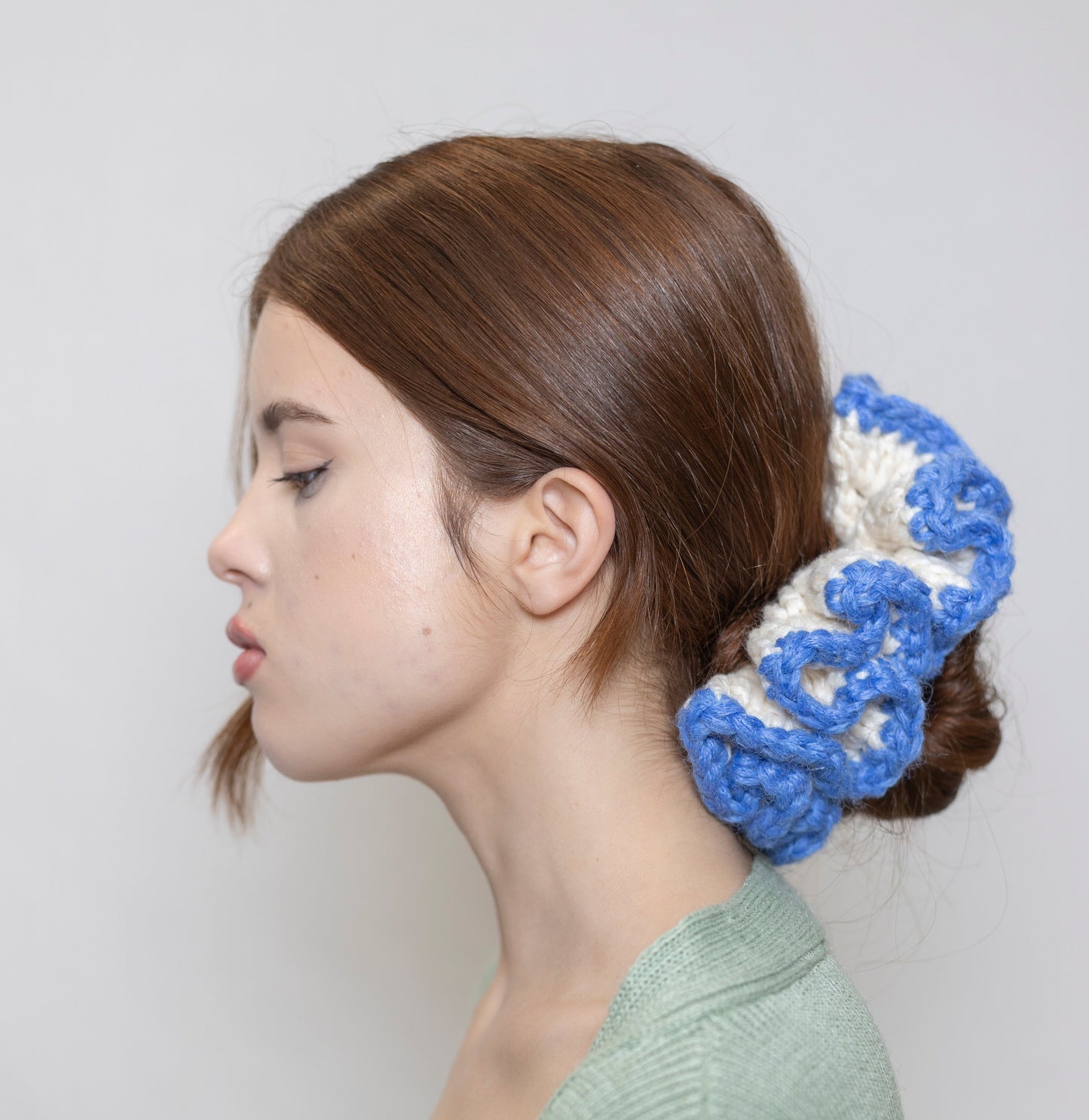 PETAL SPIRAL WHITE AND BLUE SCRUNCHIE