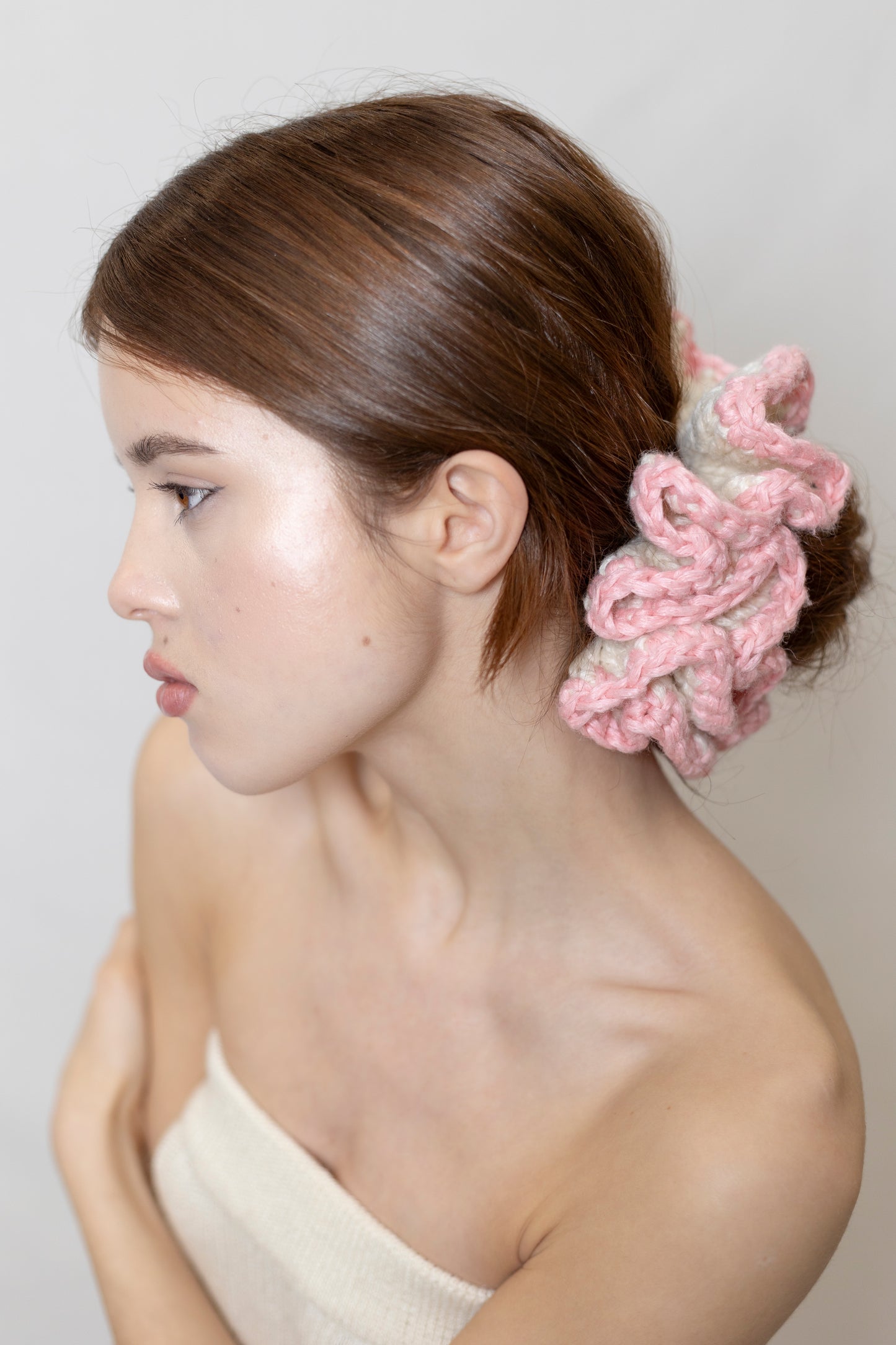 PETAL SPIRAL WHITE AND PINK SCRUNCHIE