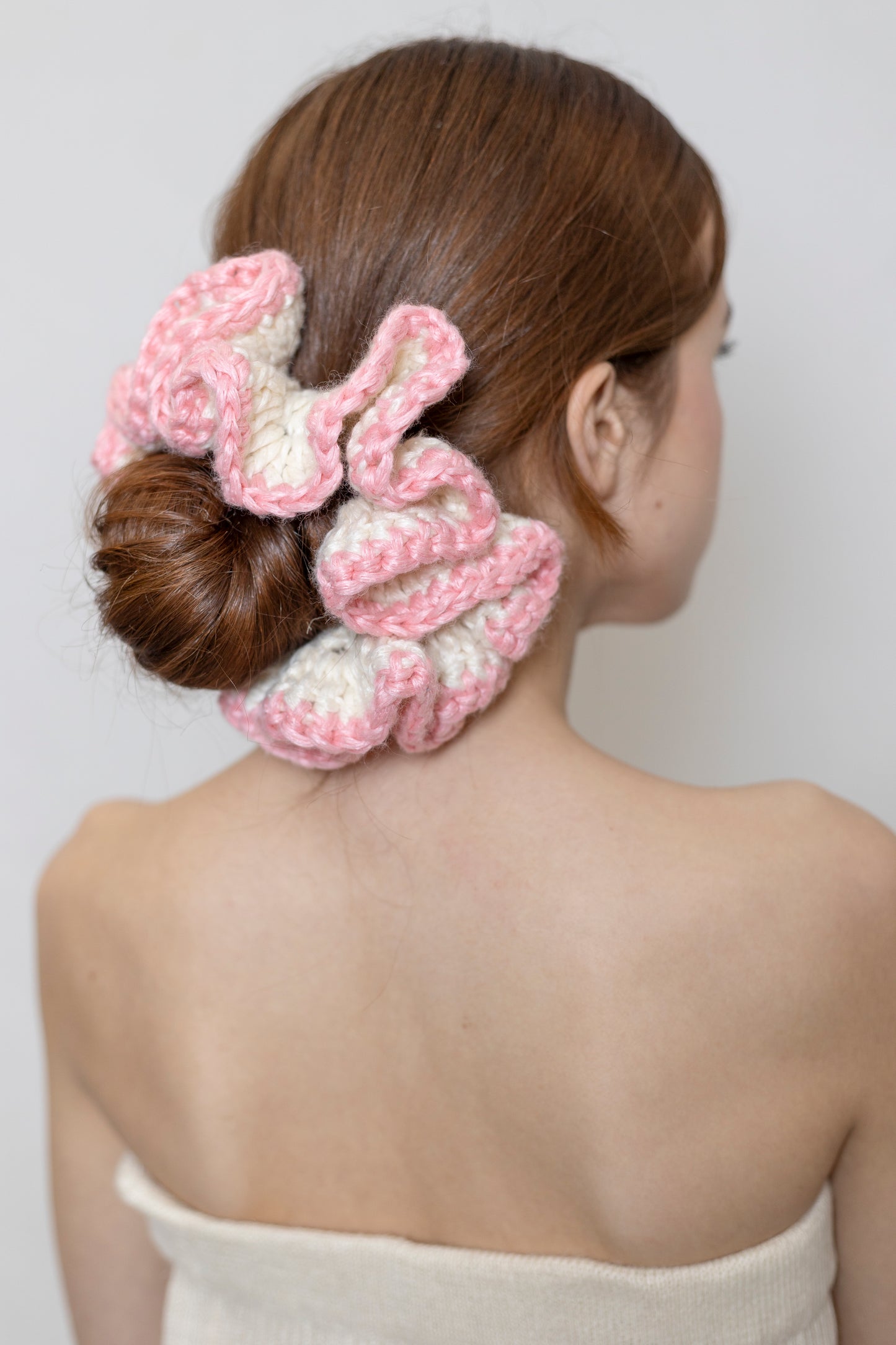 PETAL SPIRAL WHITE AND PINK SCRUNCHIE