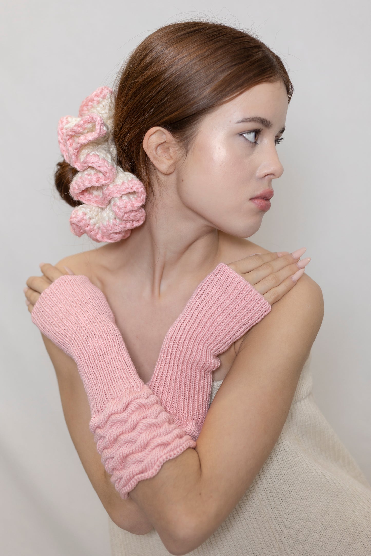 PETAL SPIRAL WHITE AND PINK SCRUNCHIE