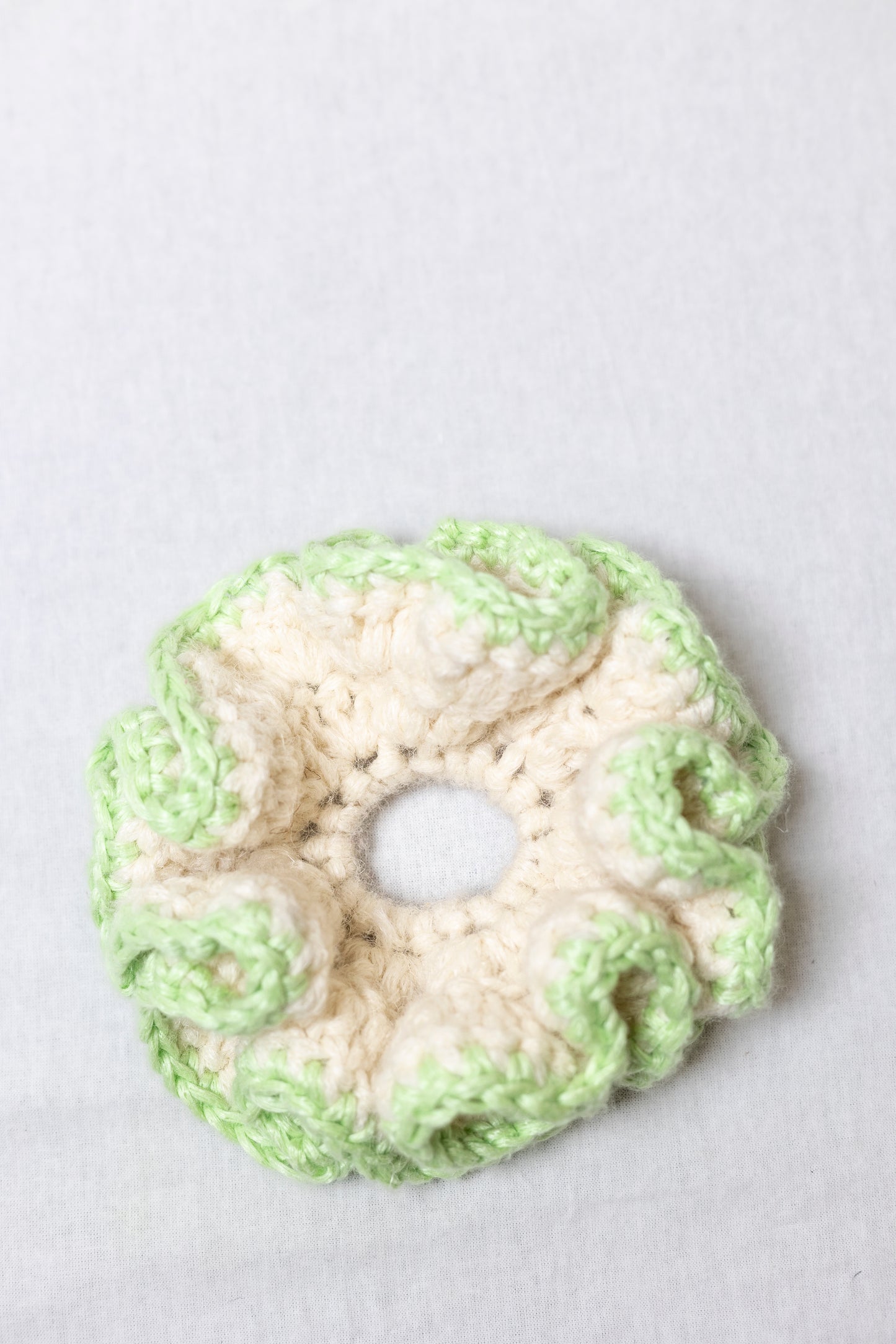 PETAL SPIRAL WHITE AND GREEN SCRUNCHIE