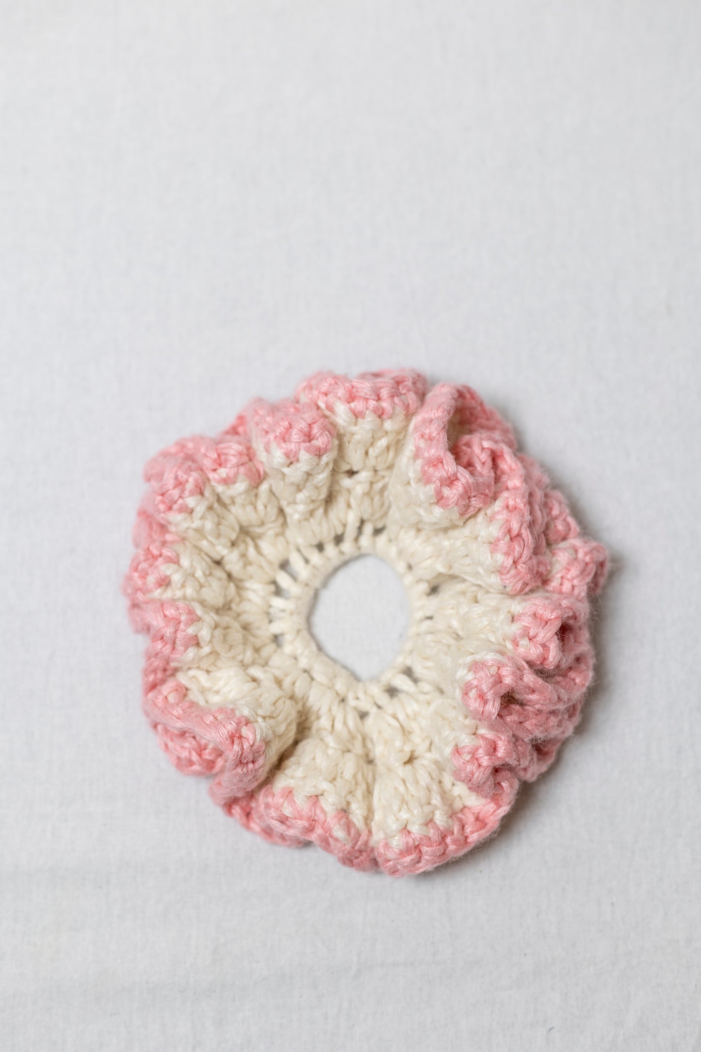 PETAL SPIRAL WHITE AND PINK SCRUNCHIE