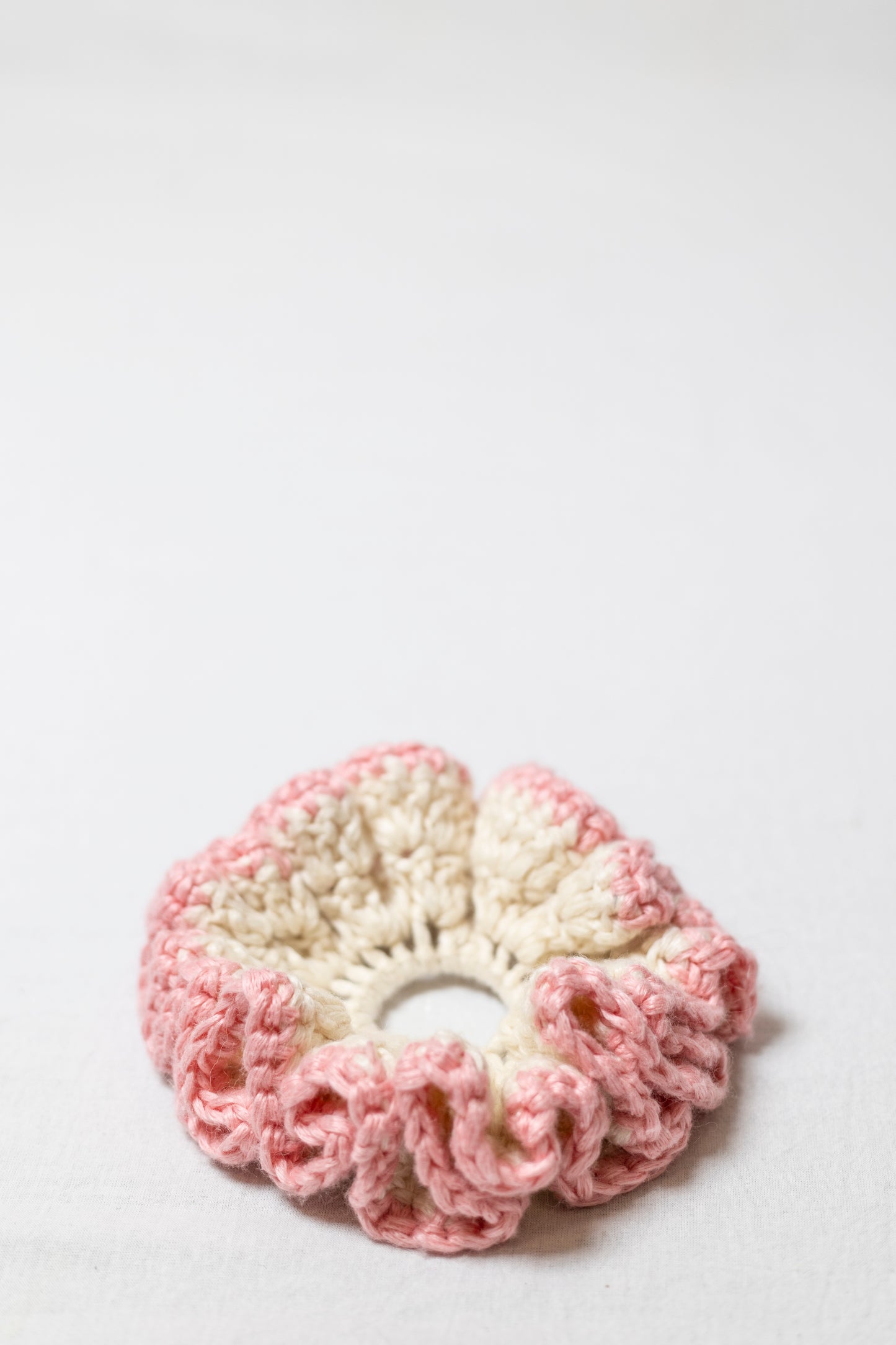 PETAL SPIRAL WHITE AND PINK SCRUNCHIE