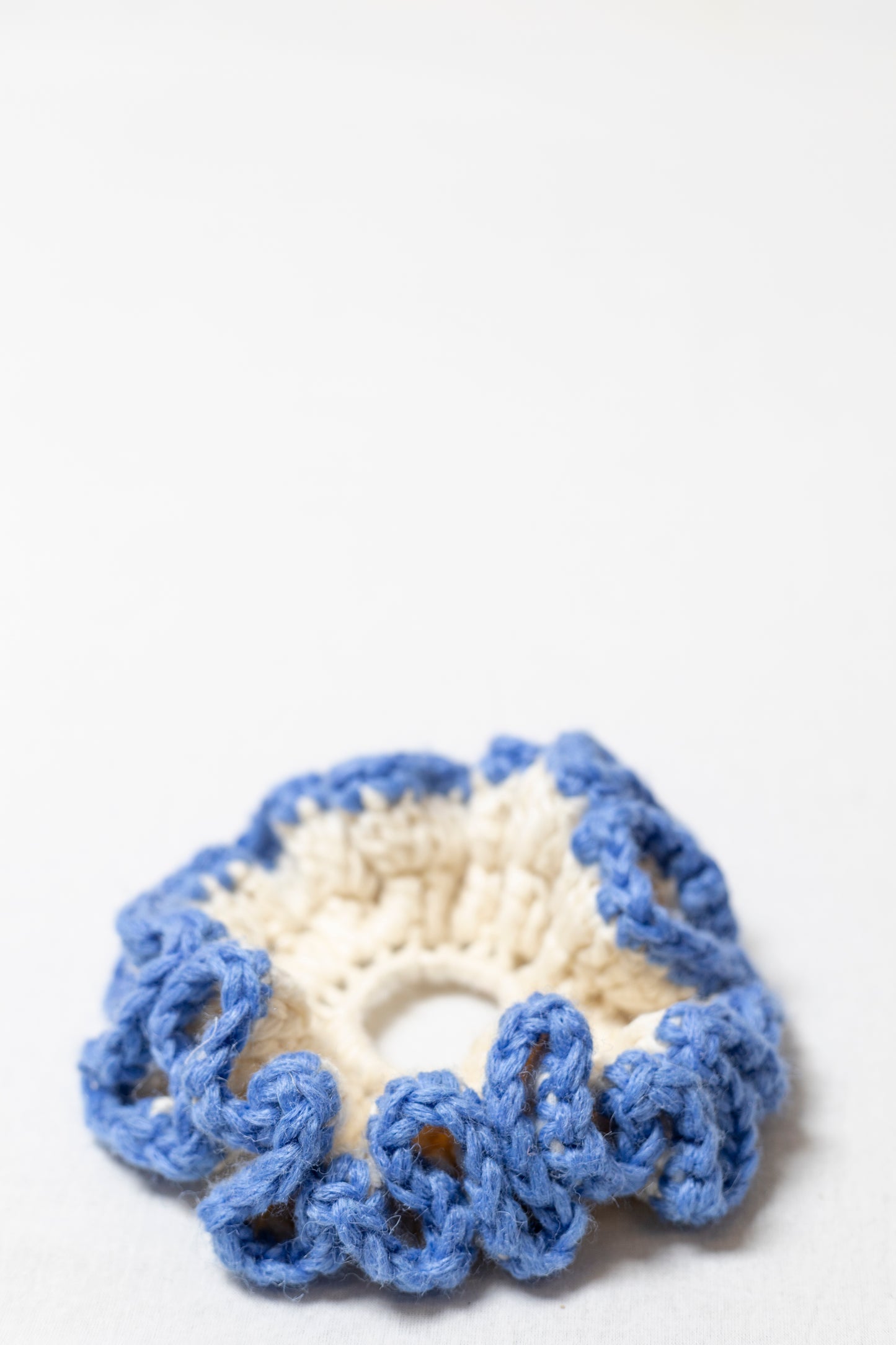 PETAL SPIRAL WHITE AND BLUE SCRUNCHIE