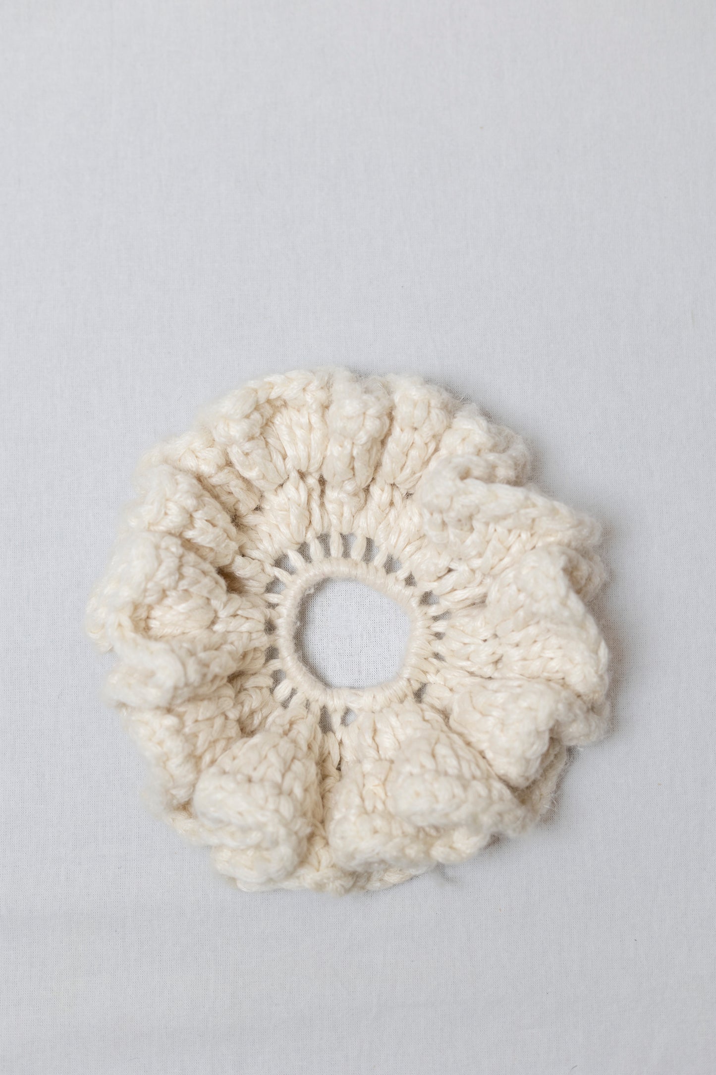 PETAL SPIRAL WHITE SCRUNCHIE