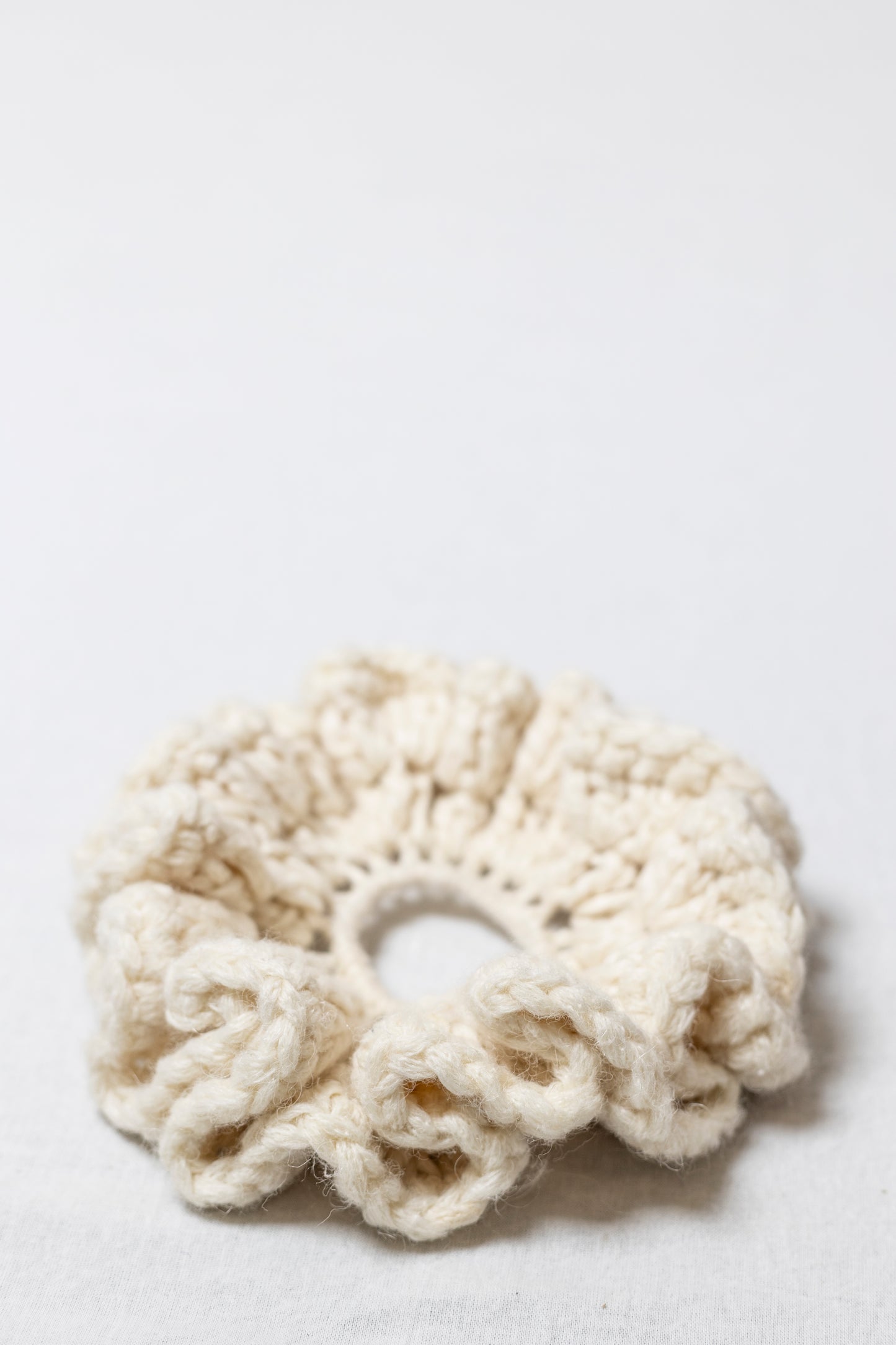 PETAL SPIRAL WHITE SCRUNCHIE