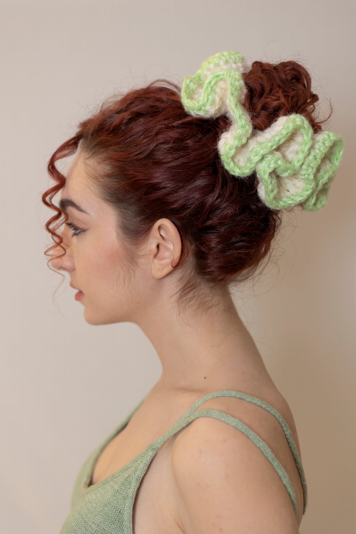 PETAL SPIRAL WHITE AND GREEN SCRUNCHIE