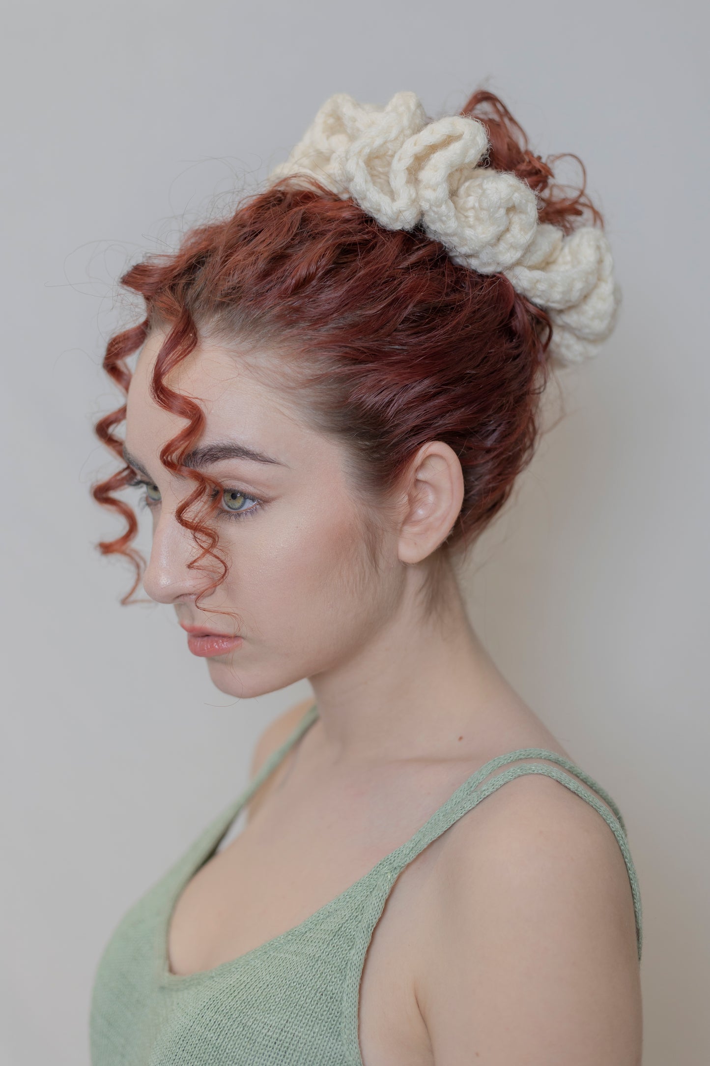 PETAL SPIRAL WHITE SCRUNCHIE