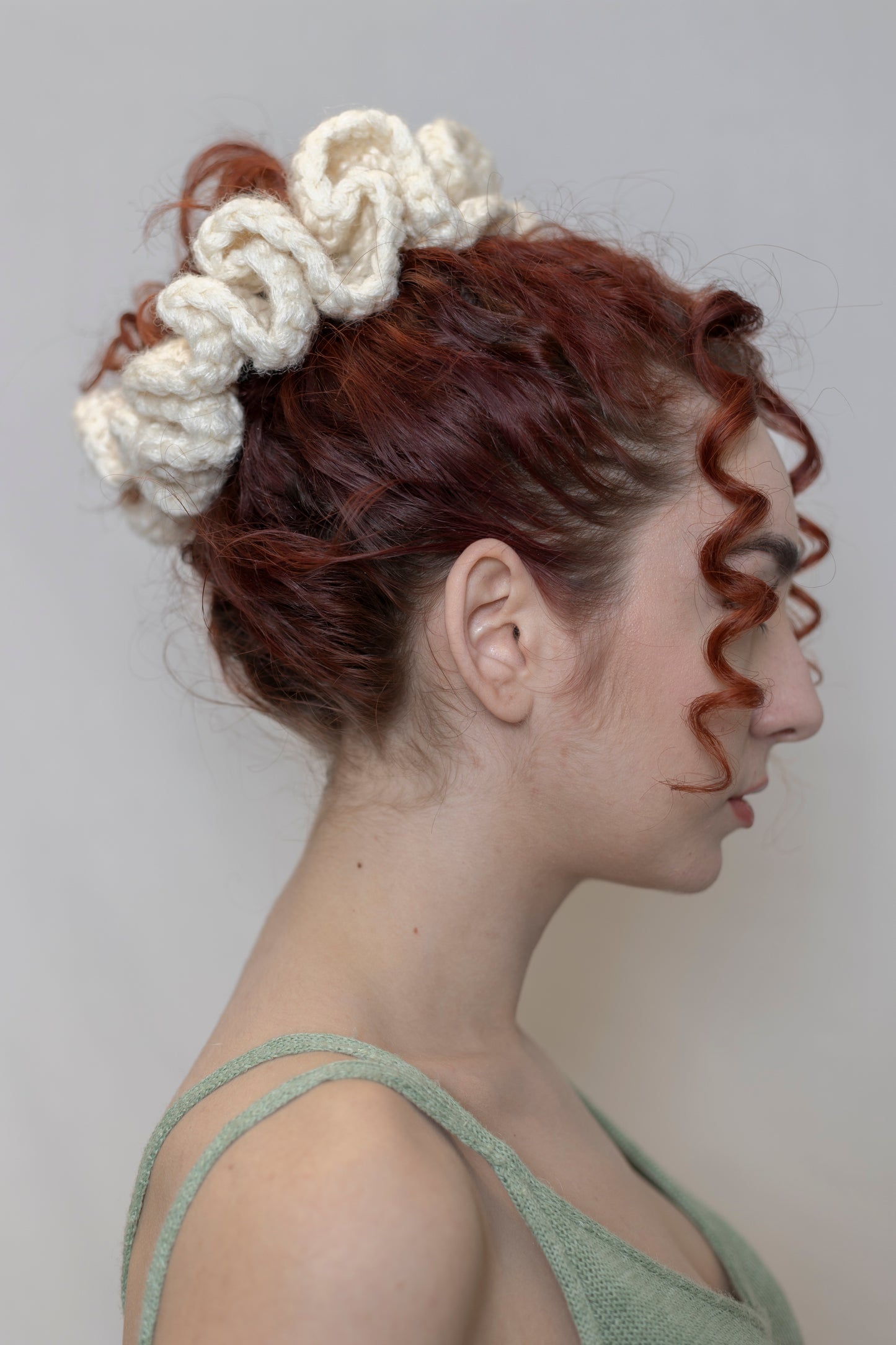 PETAL SPIRAL WHITE SCRUNCHIE