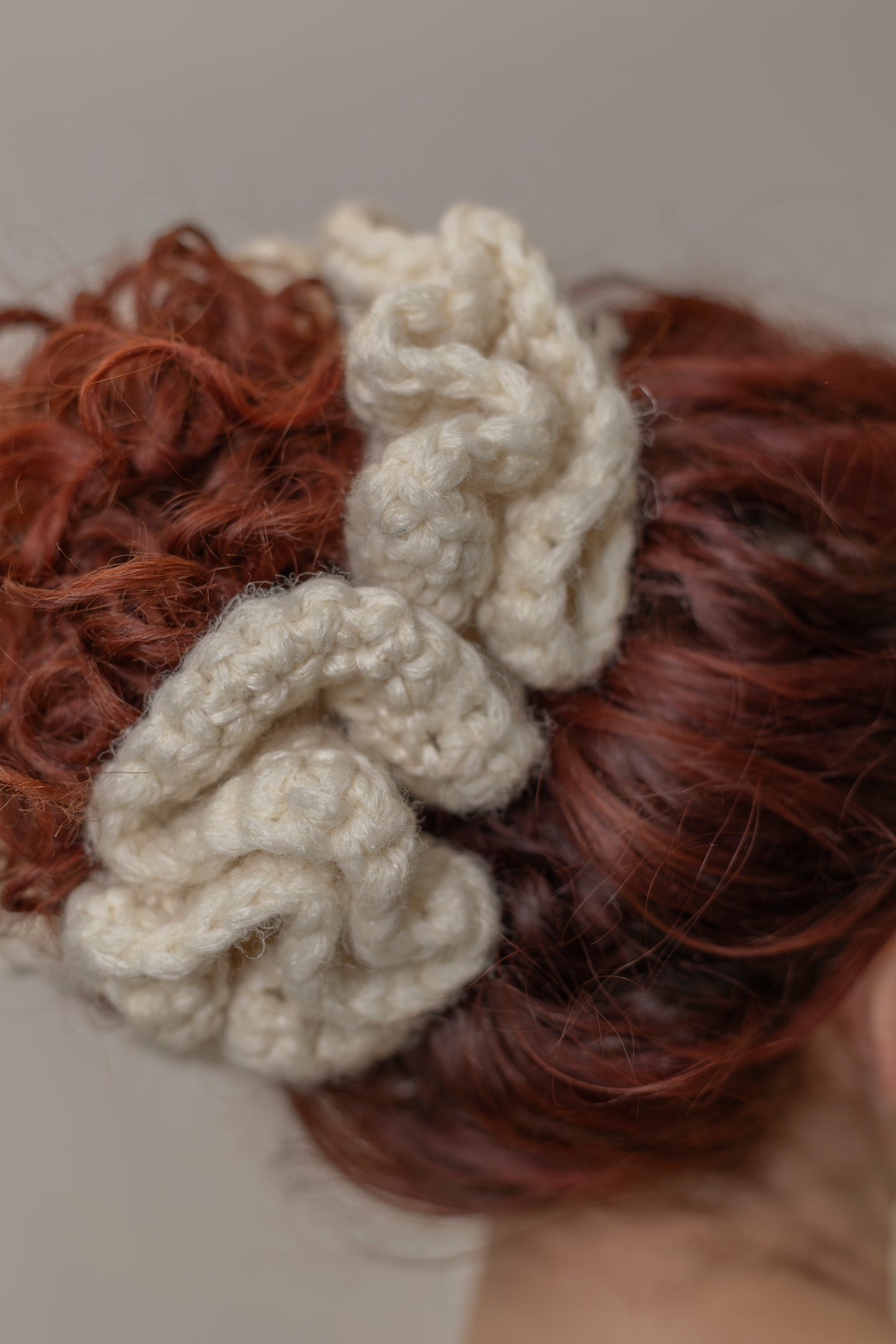 PETAL SPIRAL WHITE SCRUNCHIE