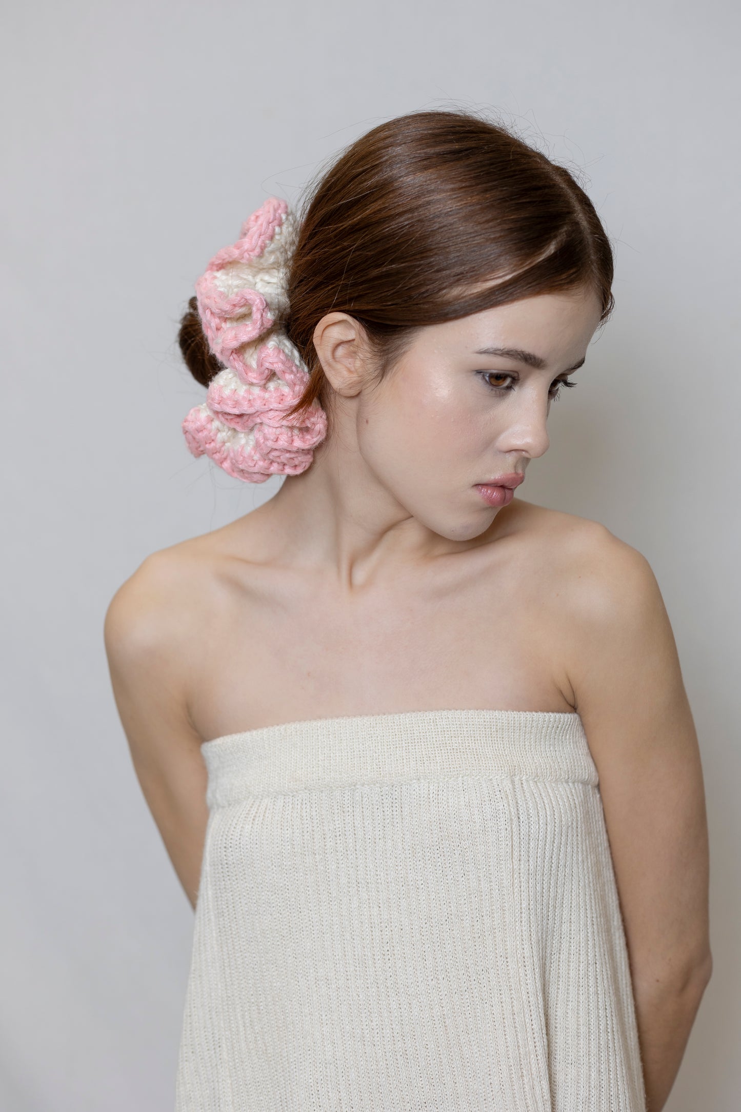 PETAL SPIRAL WHITE AND PINK SCRUNCHIE